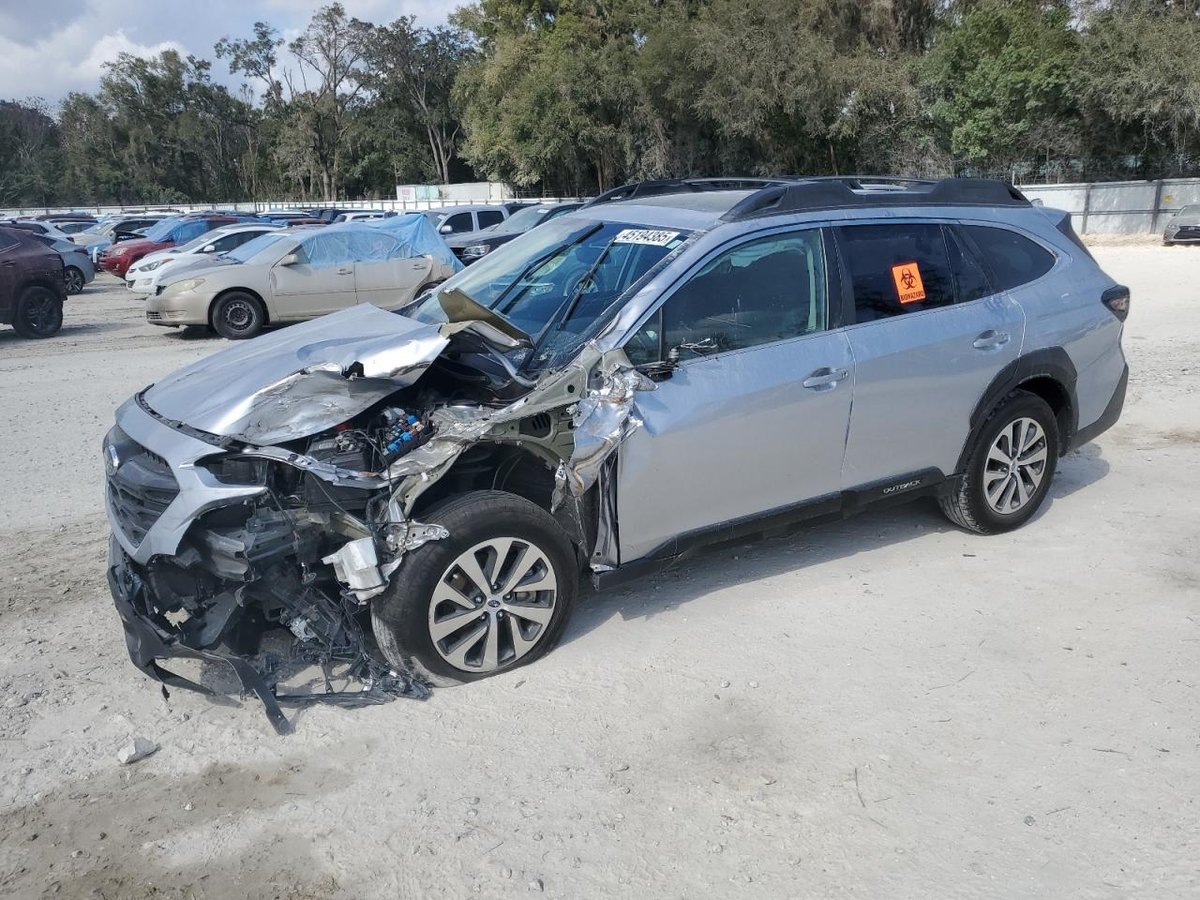 SUBARU OUTBACK , 2024