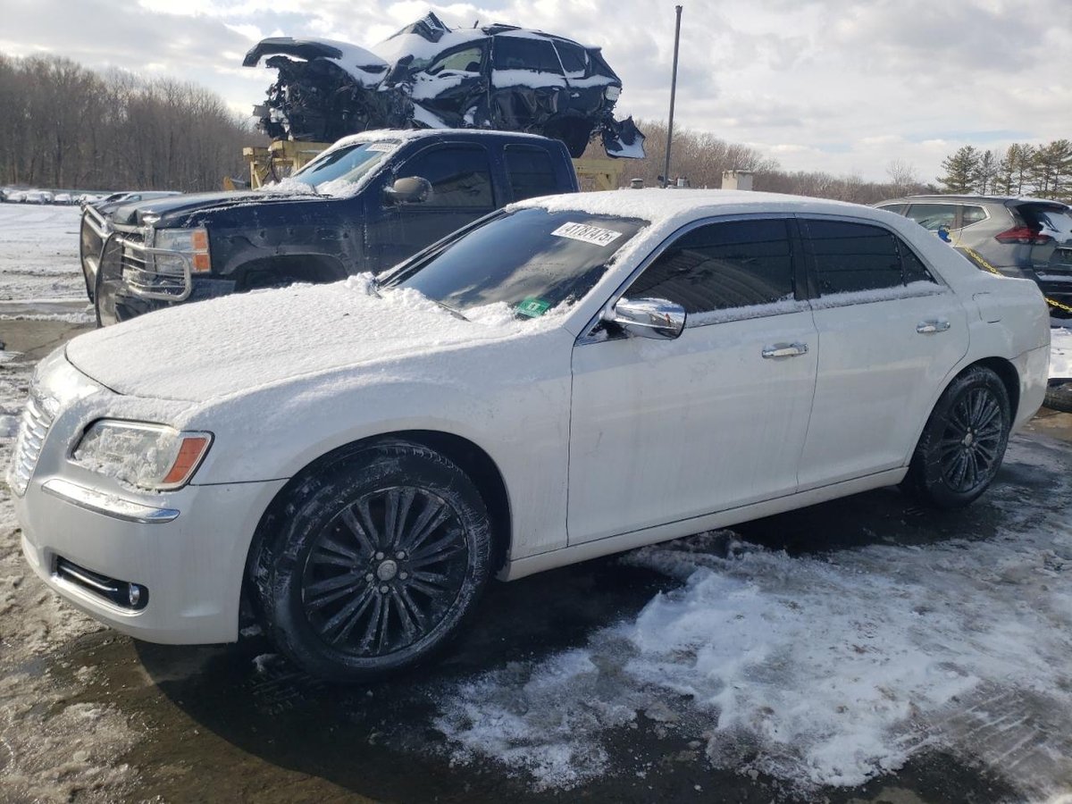 CHRYSLER 300 , 2011