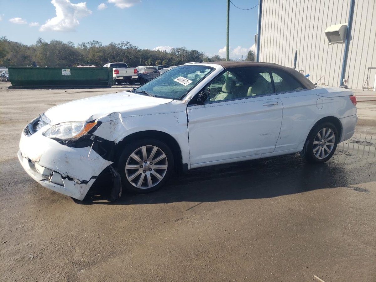 CHRYSLER 200 , 2011
