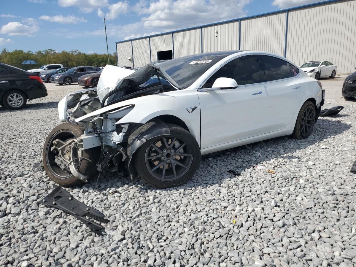 TESLA MODEL 3 , 2020