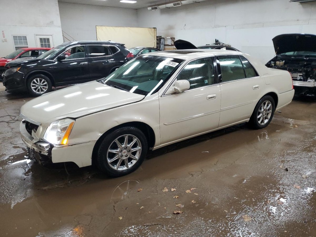 CADILLAC DTS , 2011