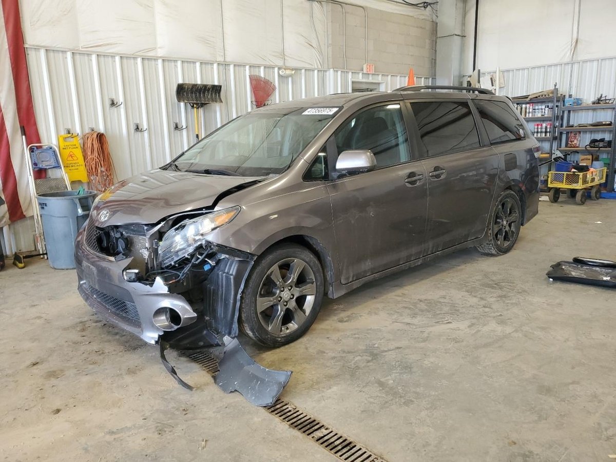 TOYOTA SIENNA , 2011