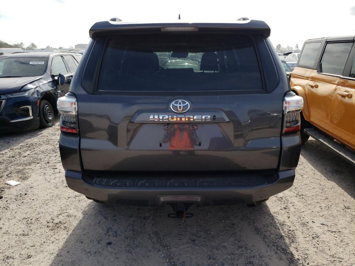 TOYOTA 4RUNNER SR, 2022